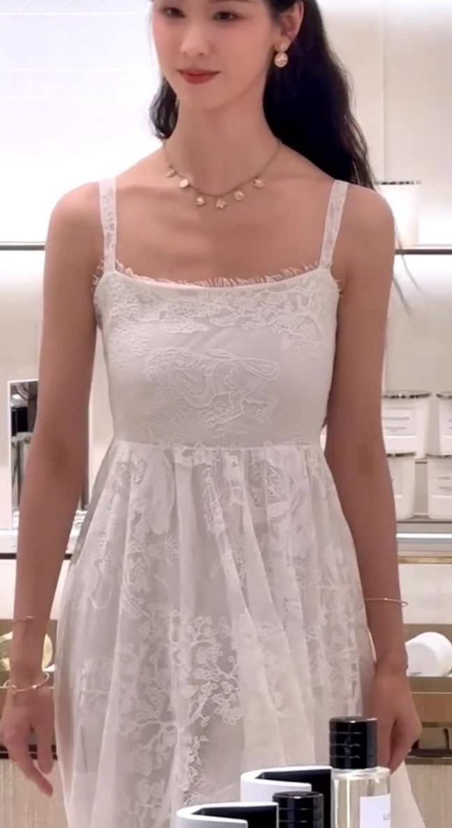 陈都灵同款超好看少女连衣裙沙滩裙白色蕾丝吊带收腰显瘦露背长裙