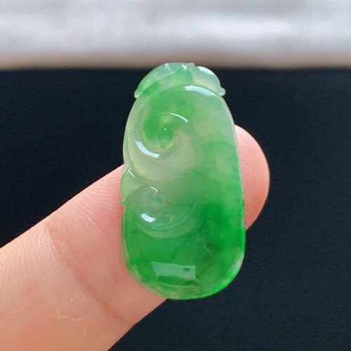 缅甸A货冰糯飘阳绿如意翡翠吊坠