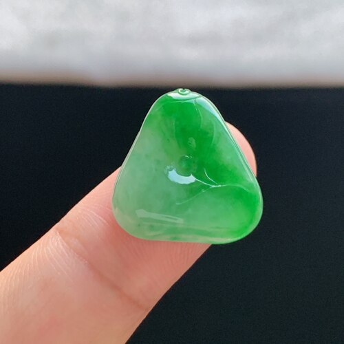 缅甸A货冰糯阳绿翡翠荷叶吊坠