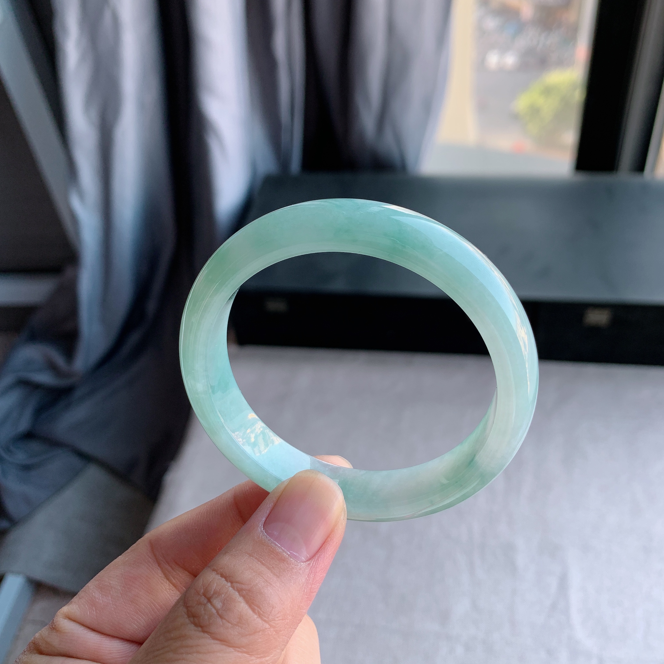 天然A货翡翠58圈口飘绿花正圈