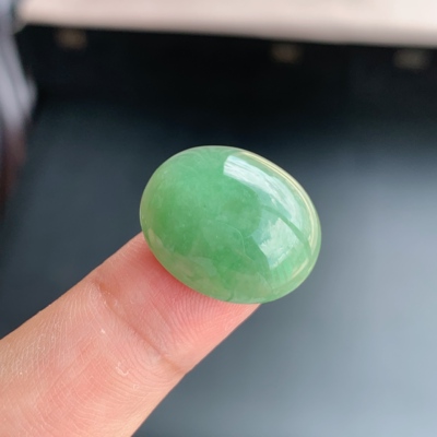 缅甸A货冰糯满绿翡翠鸽子蛋面