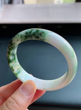 缅甸A货翡翠手镯62圈口飘绿
