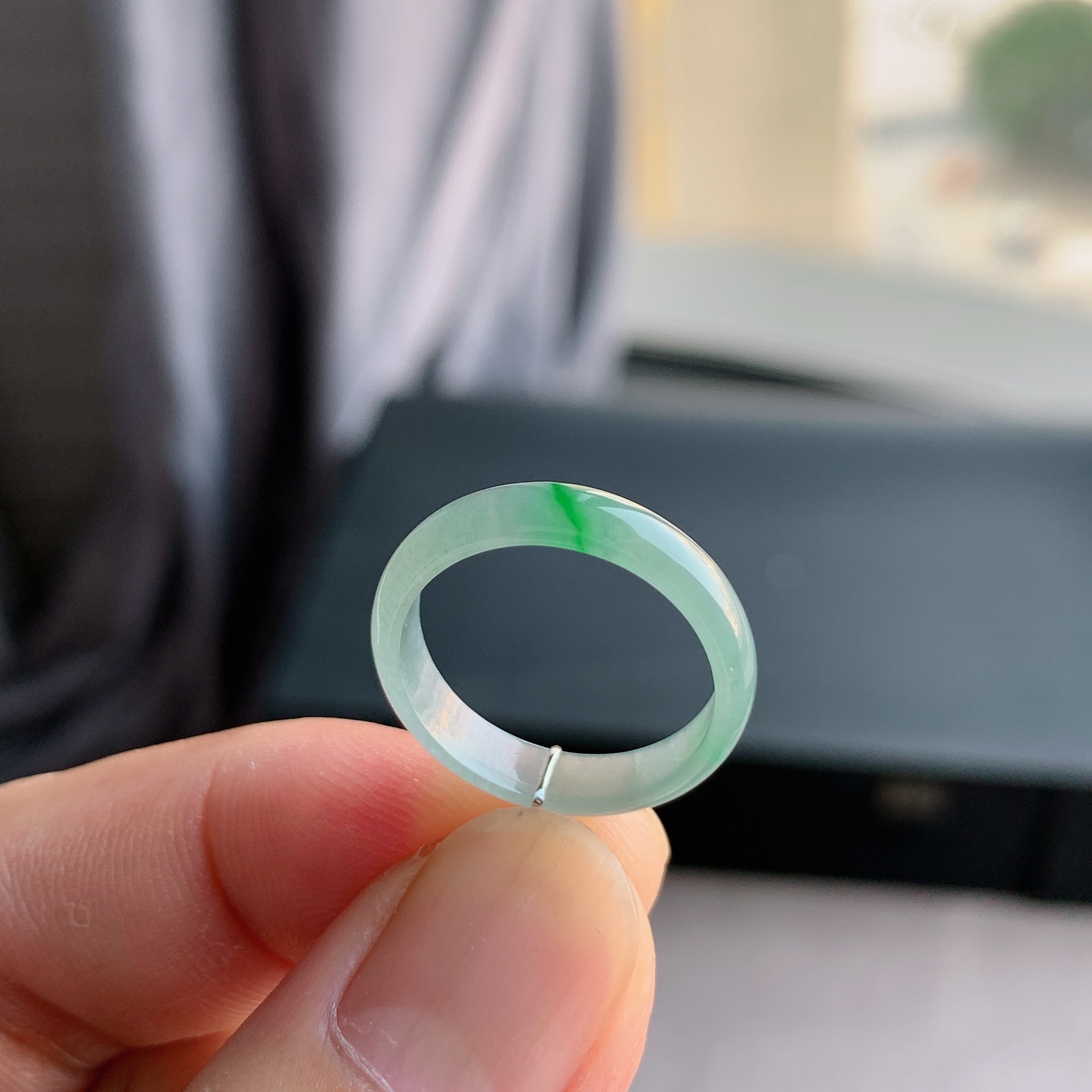 A货翡翠冰种飘阳绿天然圆形弧面