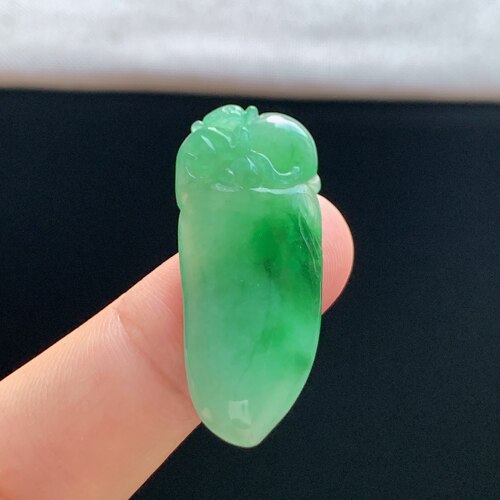 缅甸A货冰糯满绿灵猴翡翠吊坠