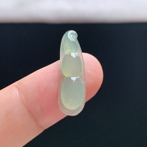 缅甸A货冰糯白月光翡翠福豆吊坠