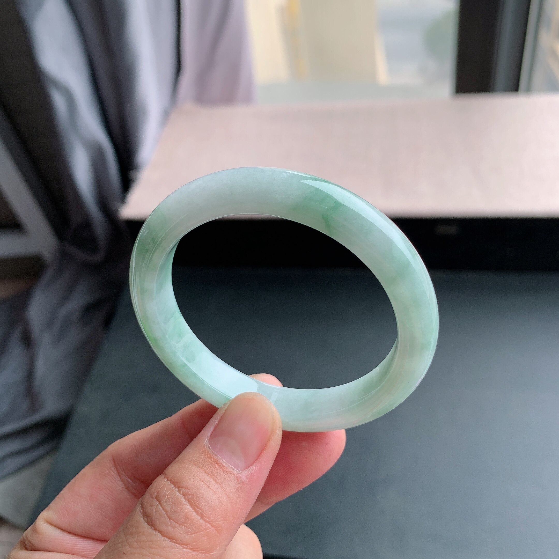 缅甸天然A货翡翠 56圈口飘绿花泥鳅背手镯201330玉镯T10