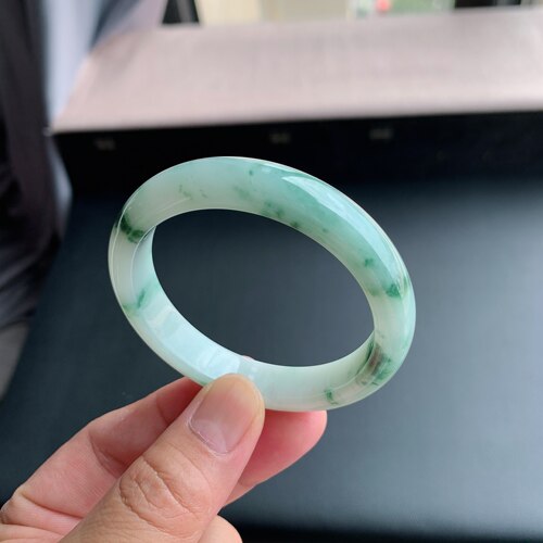 缅甸A货翡翠手镯55圈口飘绿