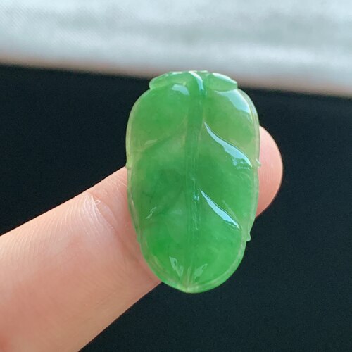 缅甸A货翡翠绿豆阳绿叶子吊坠