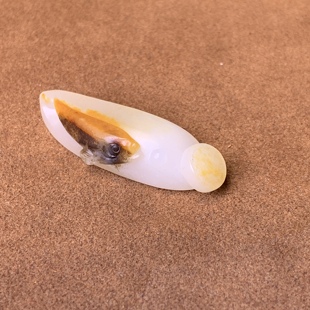 新疆和田玉籽料三色玉雕刻锦鲤鱼挂件吊坠手牌