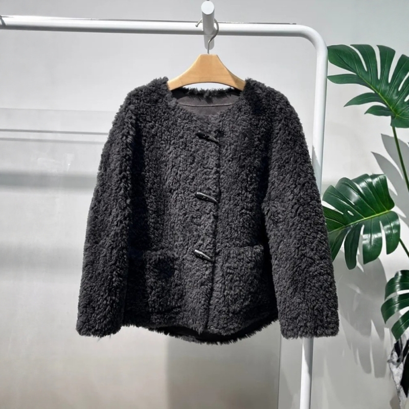 圆领羊羔毛皮毛一体毛绒外套女