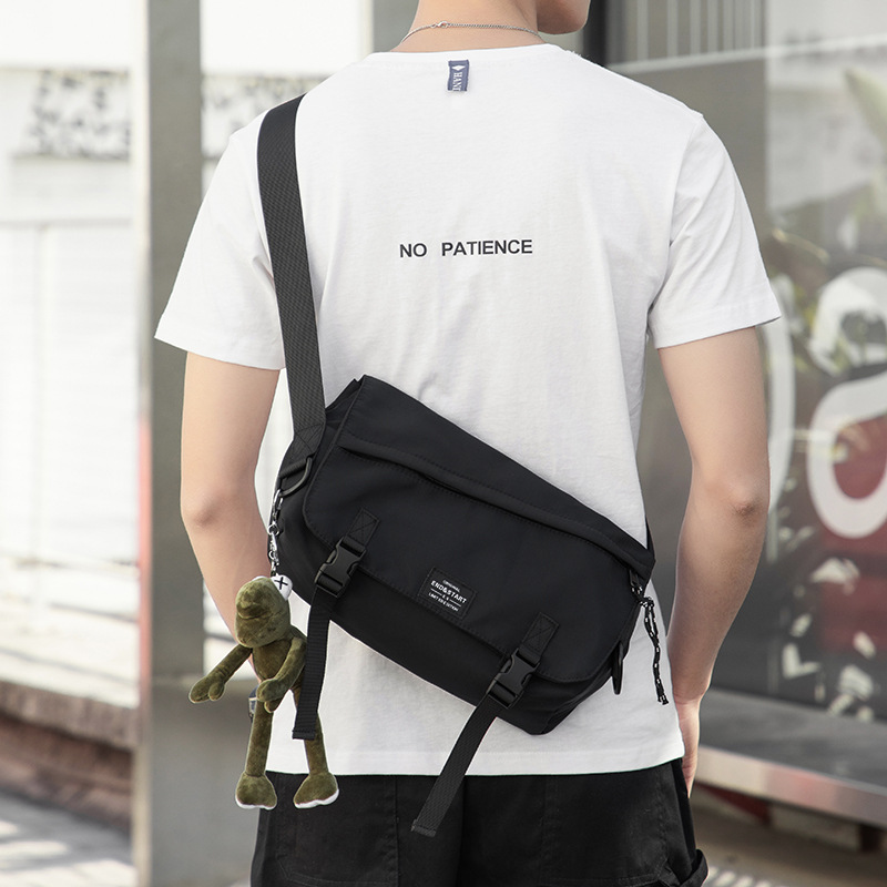 潮牌挎包ins斜跨书包斜挎邮差包男包男士单肩包死飞工装背包男生