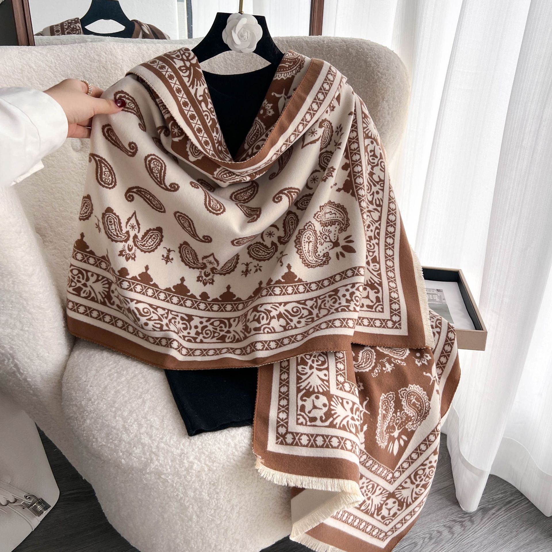 高颜值提花对角腰果花披肩时尚外搭办公室午睡毯子加厚保暖围脖女