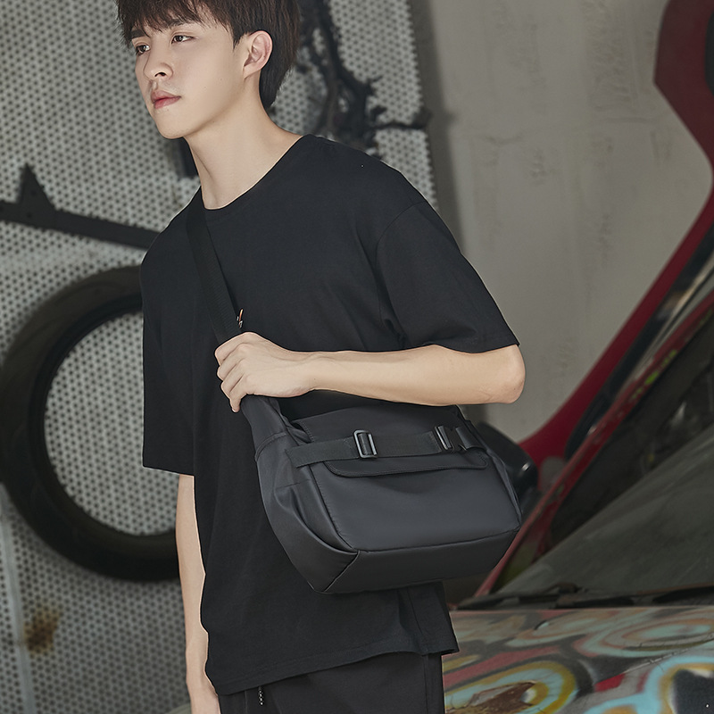潮牌斜挎包男士单肩包男生邮差包包轻便百搭背包小挎包日系斜跨包
