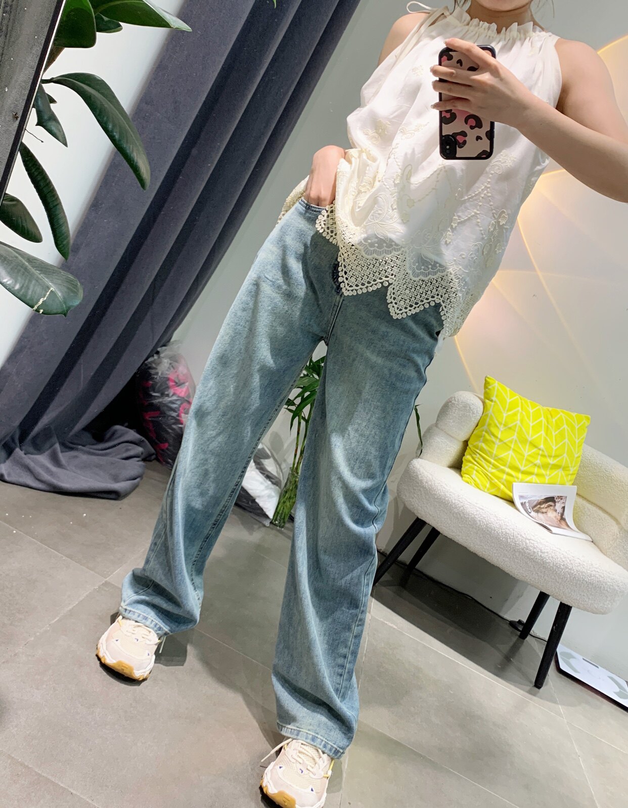 末西女装2024春夏新款欧货字母刺绣休闲中高腰窄版直筒牛仔裤