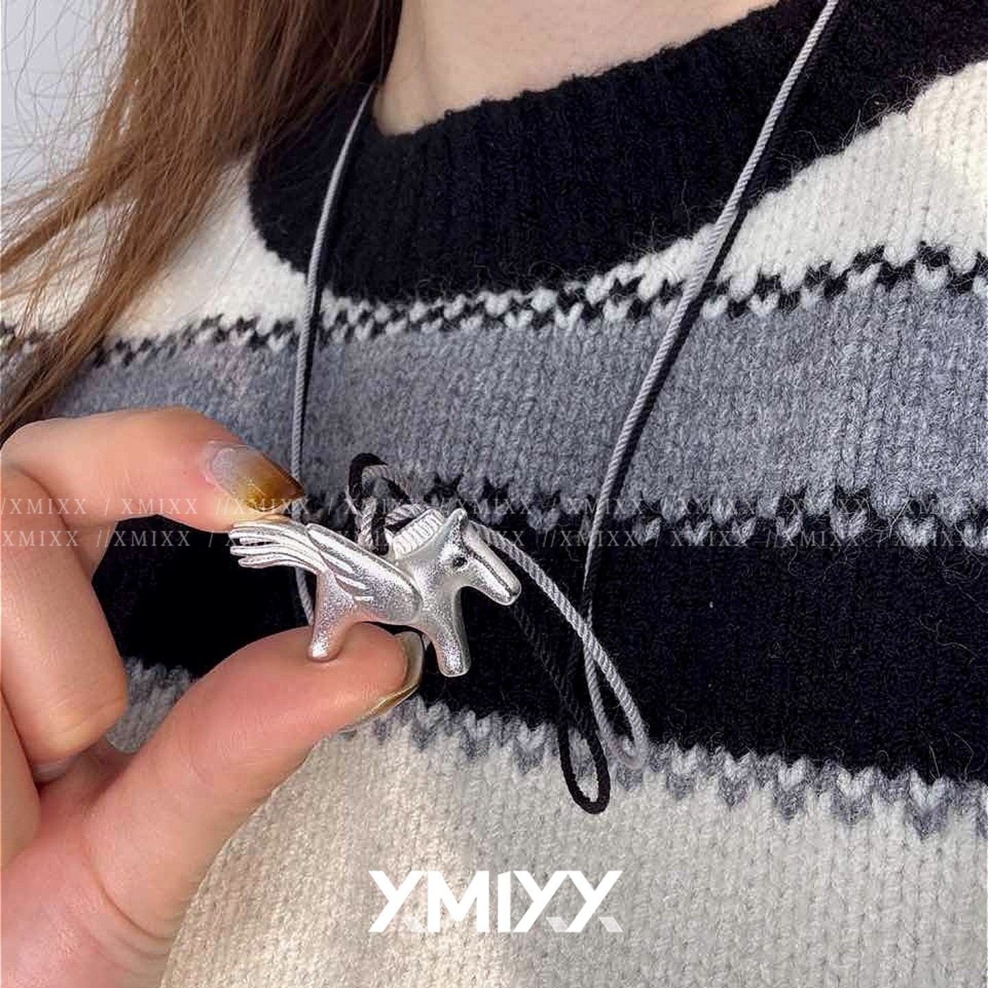 马年镀银拉丝开运飞马毛衣链项链女小众冷淡风设计感韩系时尚高级