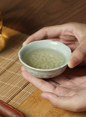 陶瓷功夫茶杯中式茶具配件浮雕牡丹花天青陶瓷茶杯龙泉青瓷茶杯