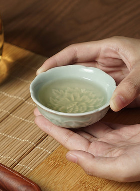 陶瓷功夫茶杯中式茶具配件浮雕牡丹花天青陶瓷茶杯龙泉青瓷茶杯