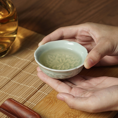 陶瓷功夫茶杯中式茶具配件浮雕牡丹花天青陶瓷茶杯龙泉青瓷茶杯