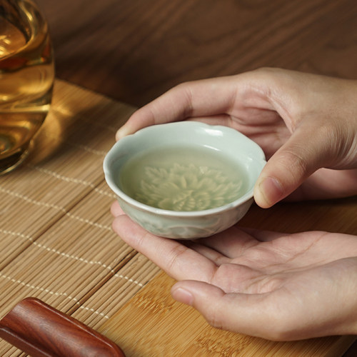 陶瓷功夫茶杯中式茶具配件浮雕牡丹花天青陶瓷茶杯龙泉青瓷茶杯