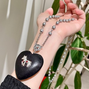 甜酷风黑色木质爱心小马珍珠项链轻奢高级感小众锁骨链配饰毛衣链