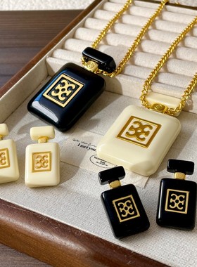 小众设计复古高级感树脂黑色香水瓶项链女字母毛衣链配饰锁骨链潮