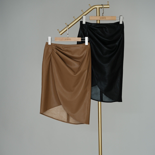 富耀姿黑色棕色皮裙不规则下摆高腰花苞裙纯色通勤25冬季