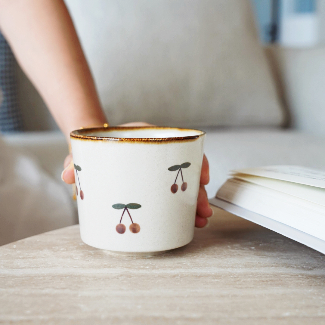 秋野家手握咖啡杯手绘釉下彩