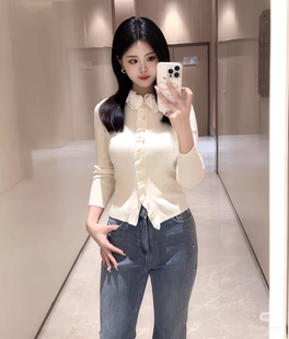 玛家商场同款2025秋白色荷叶领珍珠扣针织复古温柔风修身上衣