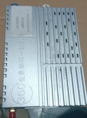 出GLG品牌的GL8653型号全景3D解码一体机,银灰色外观