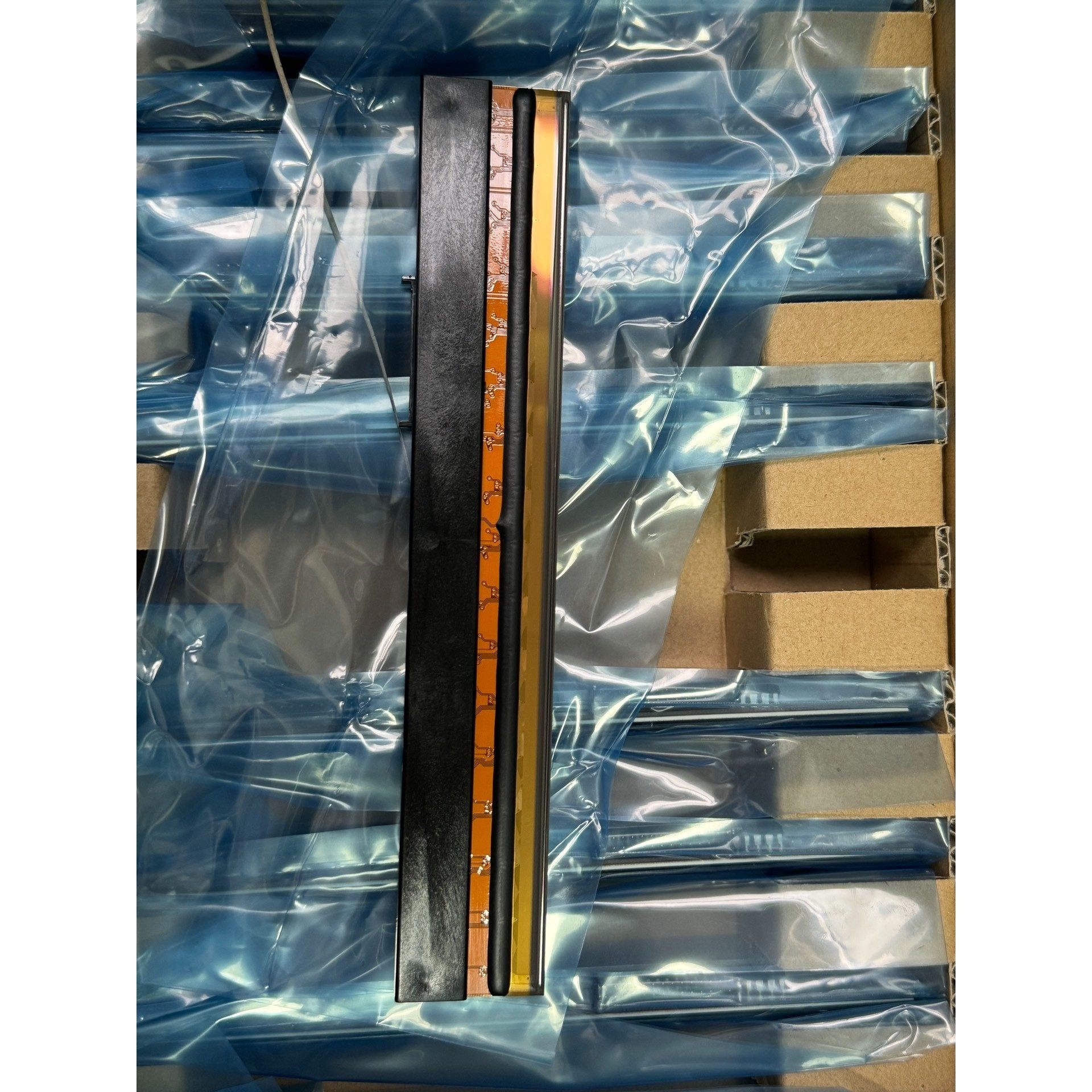 RV全铜芯线,各种颜色都有,红、蓝、绿三色为主.每卷线材