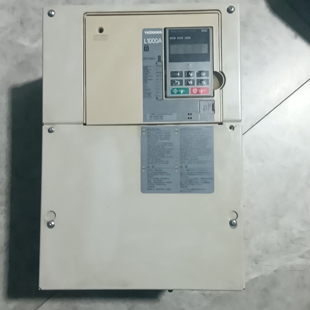 出安川E100系列变频器,白色外壳,数字显示屏,按键操作面板