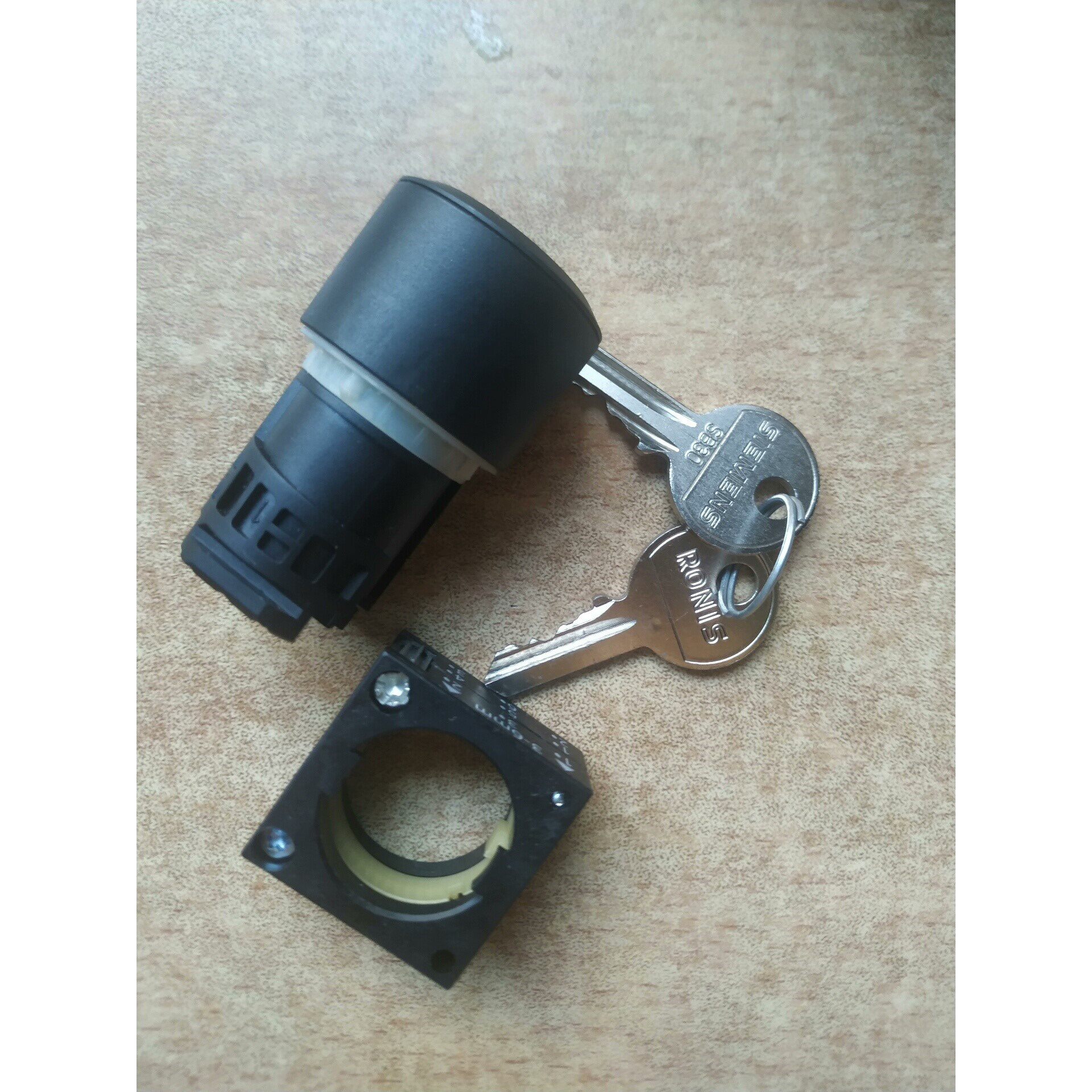 3SB3000-4GD01钥匙开关.左自复位右自锁,0