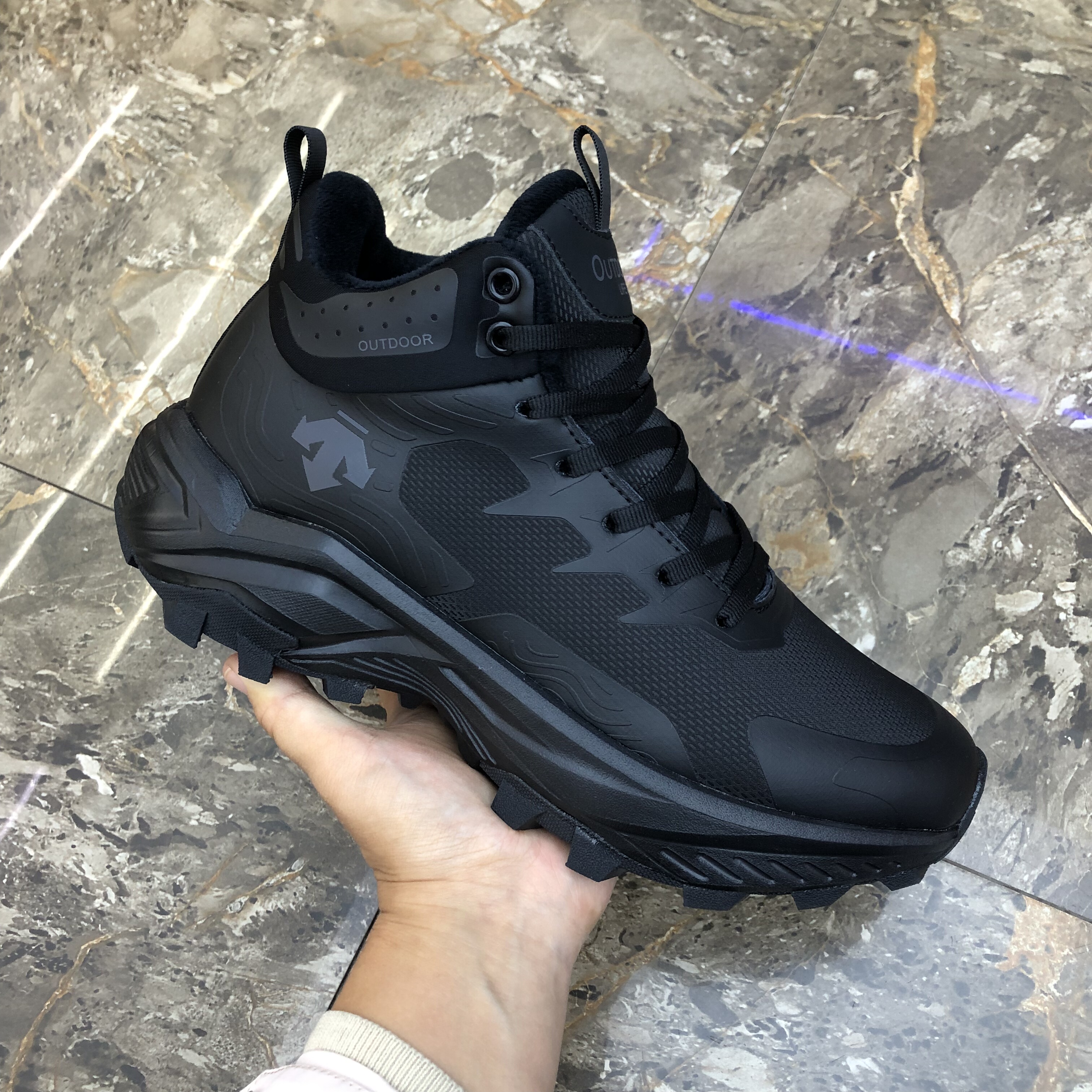 2025秋冬高帮男鞋时尚休闲运动鞋男士厚软底跑步加棉保暖防滑黑色