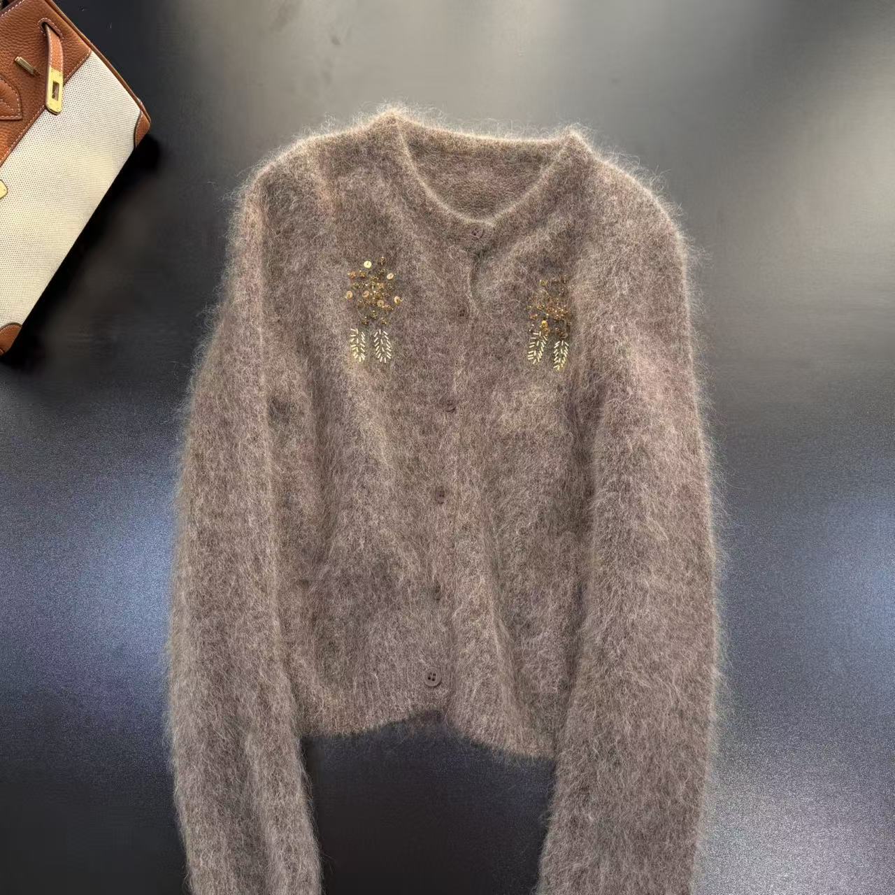 yu hee “云朵蓬松”高品质南非马海毛手工钉珠开衫毛衣