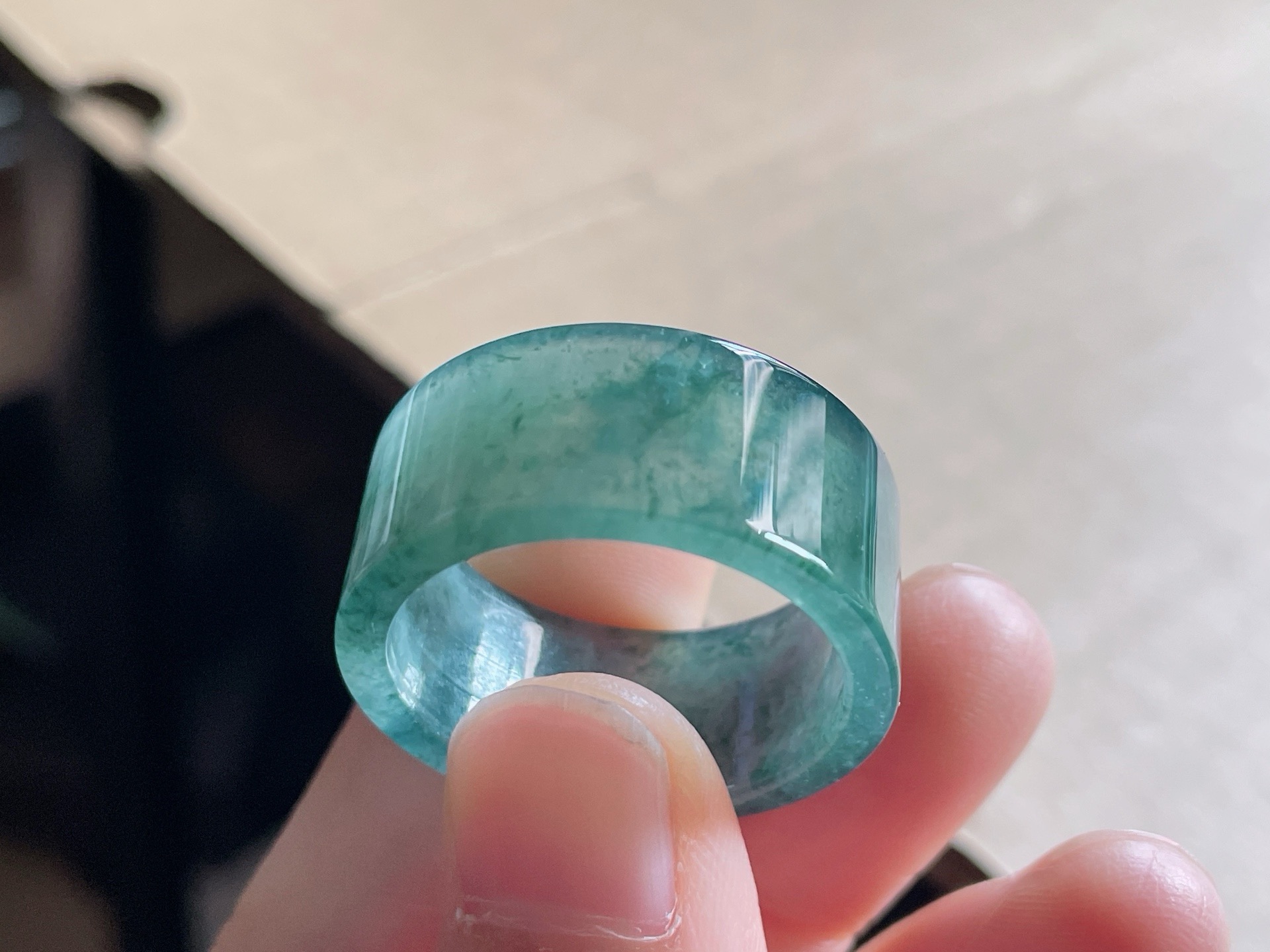 天然翡翠A货冰种蓝飘花扳指，32号，内径23.2-11.7-2.7。