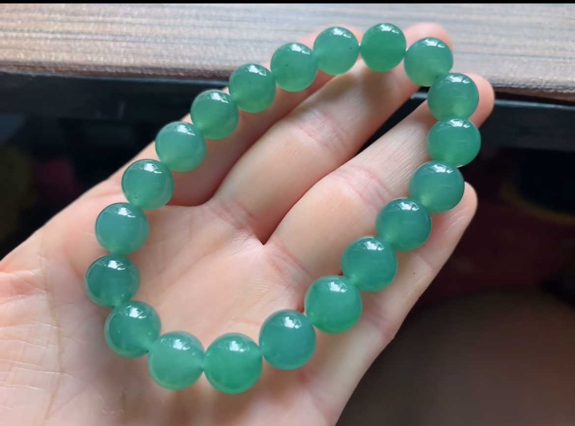 天然翡翠A货晴绿手串，卡9.8，共20颗，穿白绳的。湖水绿