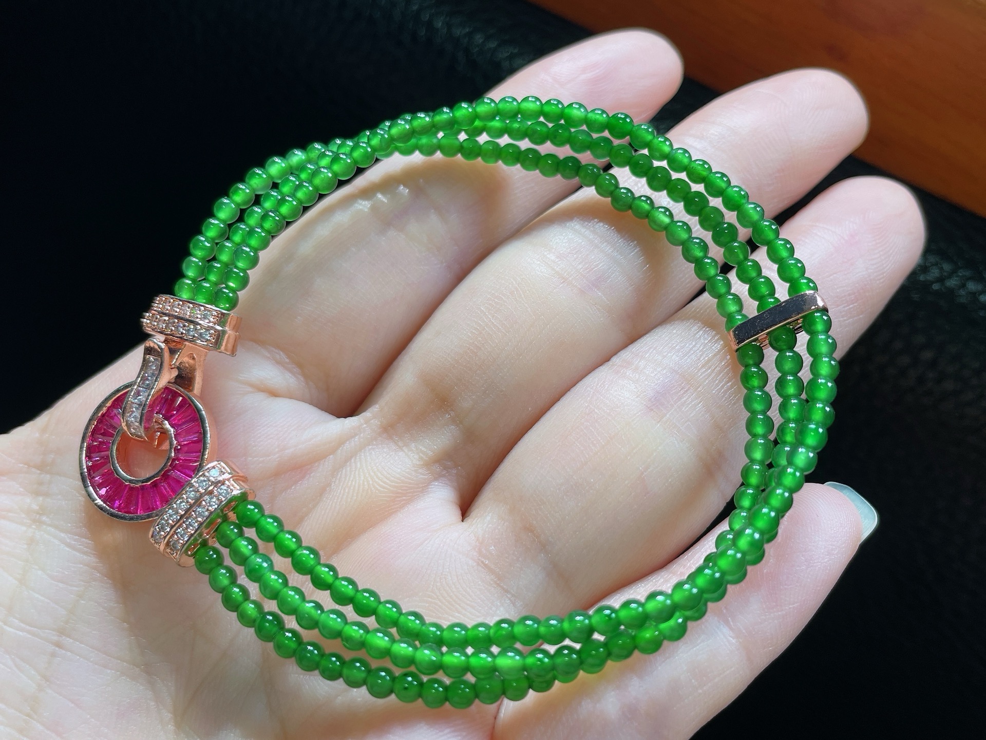 天然翡翠A货冰辣阳绿手链，三股小米珠手链卡2.4，手围可以戴到18