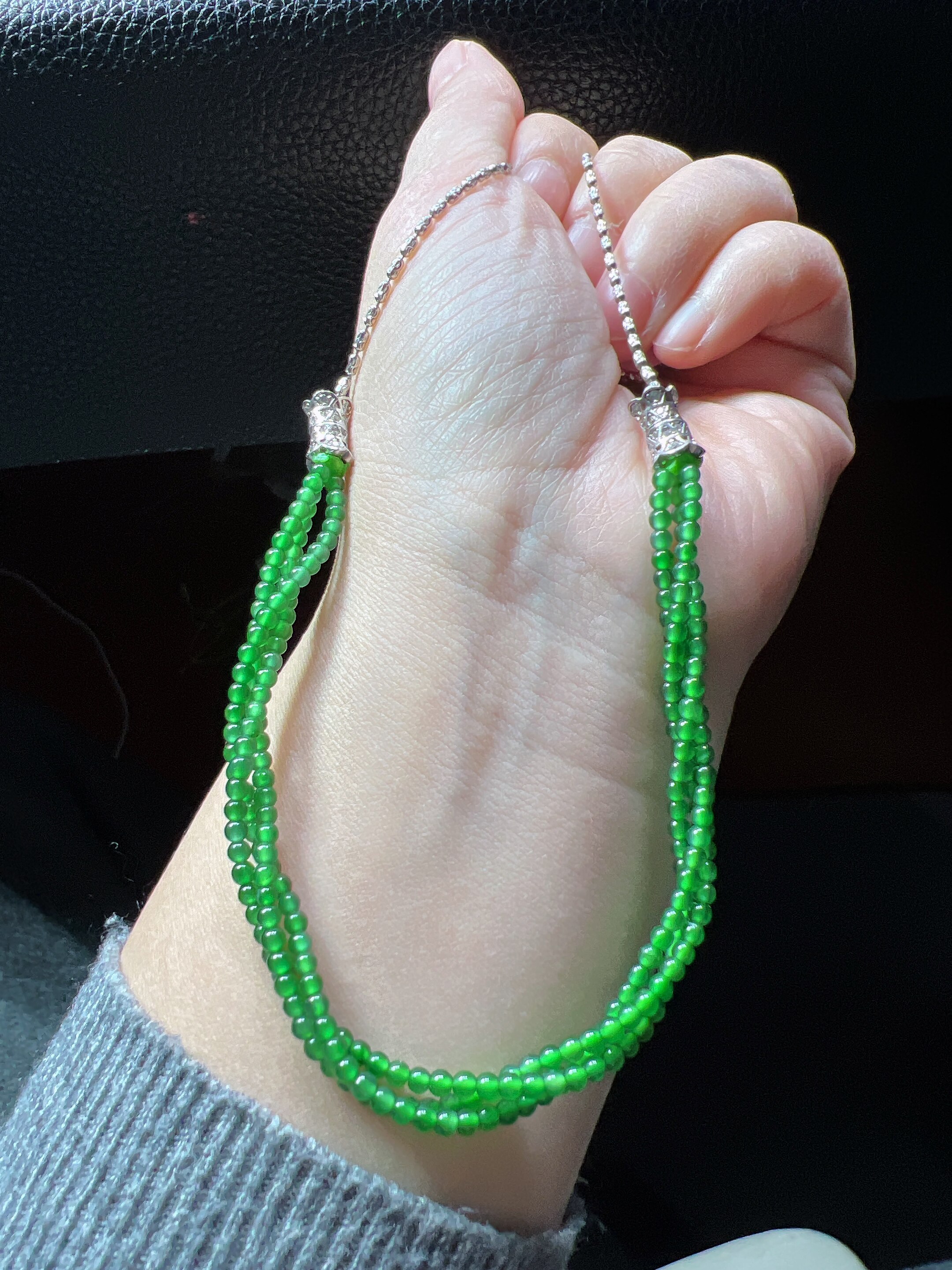 天然翡翠A货冰阳绿小米珠三股麻花半珠半链链子是925银的，卡3.0