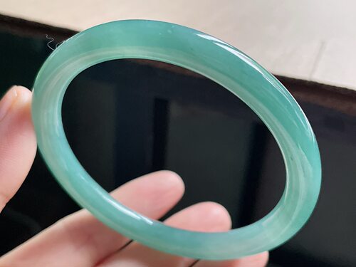 天然翡翠A货浅绿圆条手镯59-60圈 59.1-7.7-7.1mm，32.31g