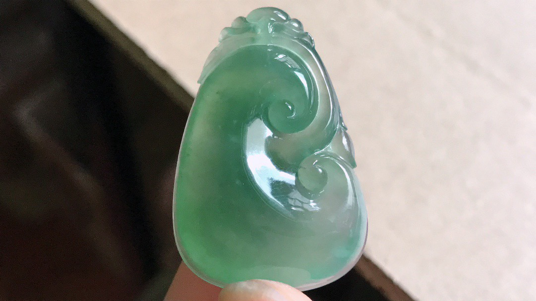 缅甸天然翡翠A货冰胶晴绿如意，34-22.6-7.6