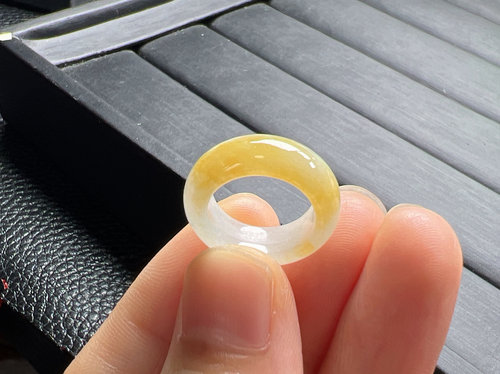 缅甸天然翡翠A货黄翡指环，小圈口，可以做跑环，13.7-6.3-3.1