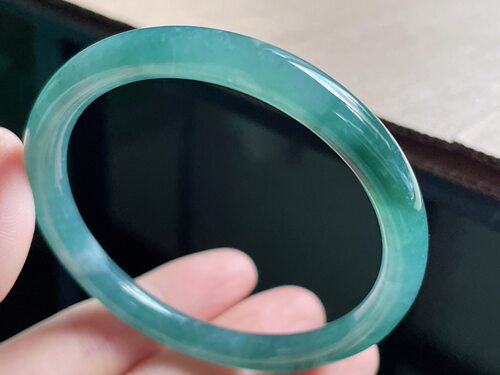 天然翡翠A货蓝水圆条飘花手镯54-55圈54.8-7.3-6.1mm，25.34g