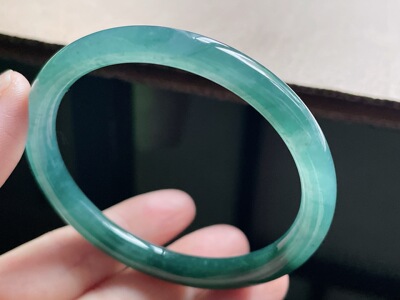 天然翡翠A货冰蓝飘花圆条手镯54-58圈54.7-7.1-6.3mm，25.26g