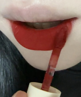 白到发光 冬日惊艳红唇 akf唇泥m18 m19哑光雾面唇釉不沾杯m23