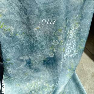 水墨微透淡蓝色暗纹提花印花浮光锦布料汉服旗袍面料大肠圈手工布