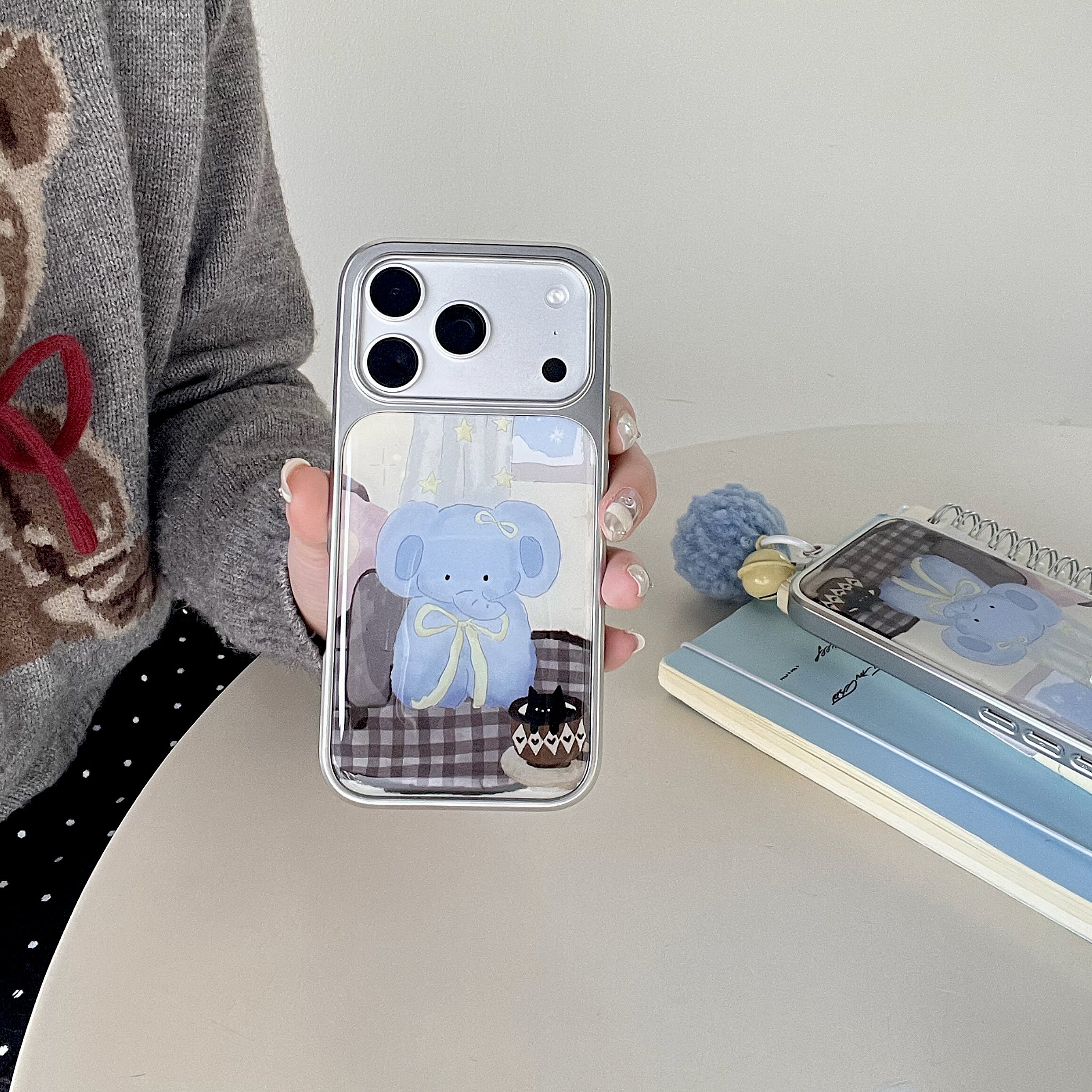 iPhone日系童话水彩蓝色小象滴胶电镀简约小清新高级手机壳ins风手绘苹果17pm毛绒铃铛挂件适用