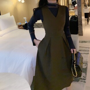 学院风背带裙女秋冬小心机设计感冬季时尚简约中长款复古收腰裙子