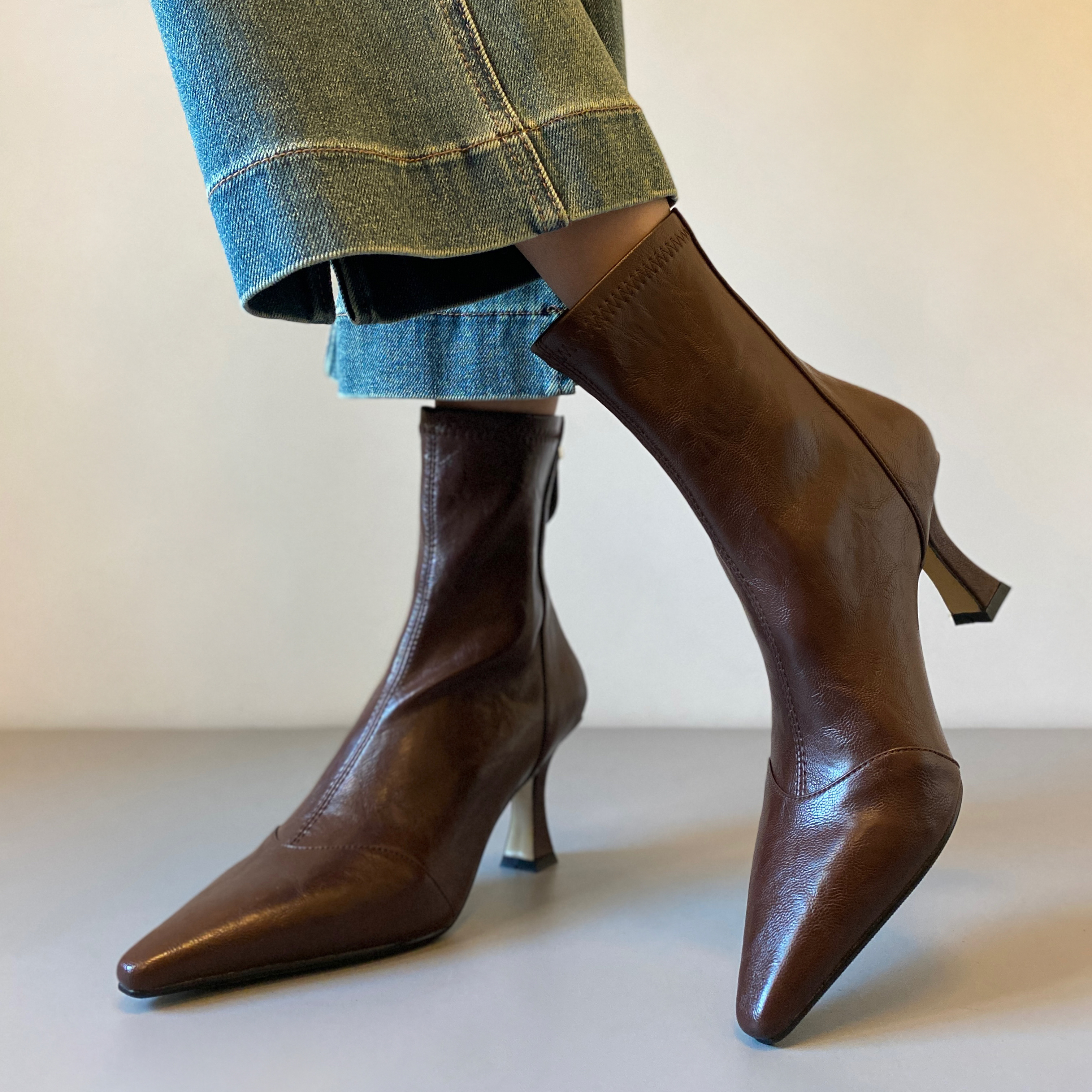 棕色真皮细腿尖头瘦瘦靴高跟2025冬季拼接弹力靴细跟后拉链时装靴