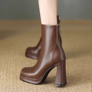 巨舒服2025新款秋冬季防水台厚底后拉链粗跟真皮短靴棕色复古靴子