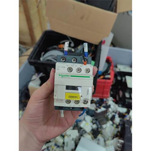 施耐德接触器LC1D09BD，2